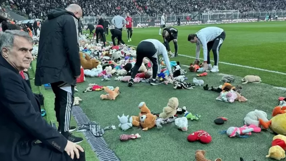 Beşiktaş-Antalya maçında Cenk Tosun'u ağlatan görüntü